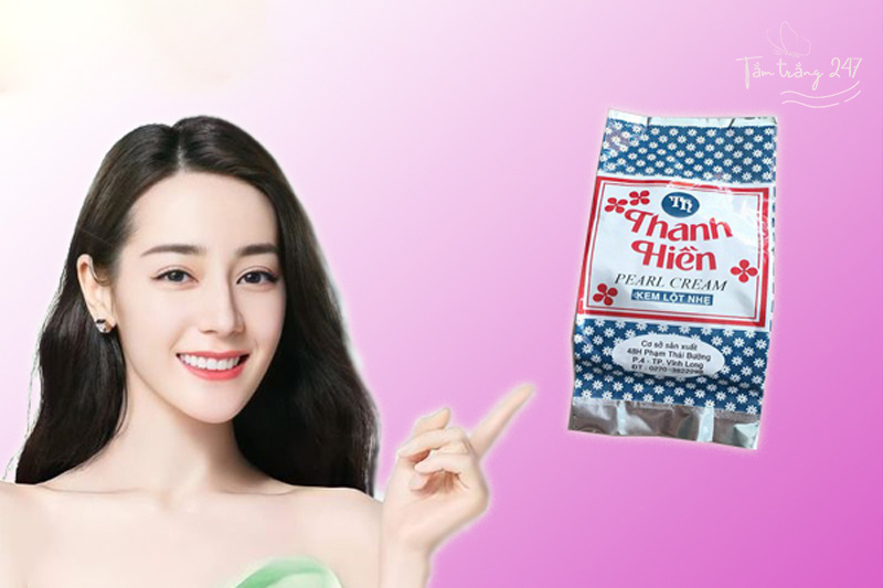 Người con gái chỉ vào kem Thanh Hiền