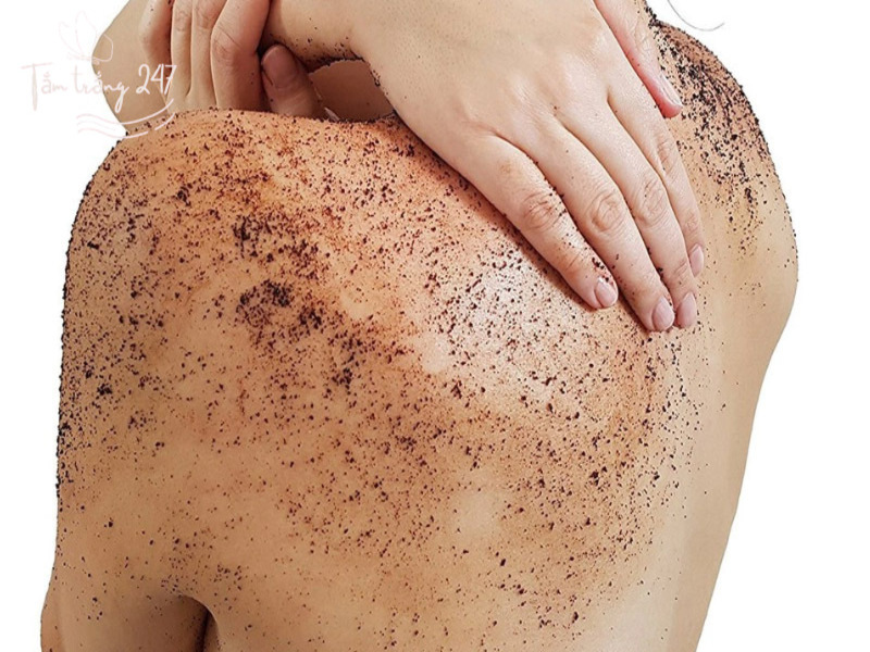 Tẩy tế bào chết khi sử dụng kem tắm trắng boy tốt nhất hiện nay