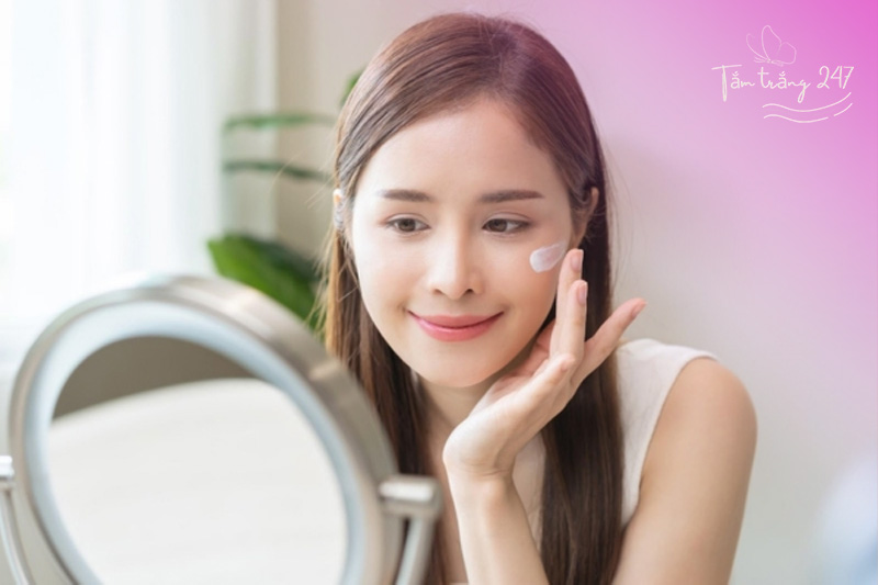 Thoa đều kem Cure Medicine lên mặt