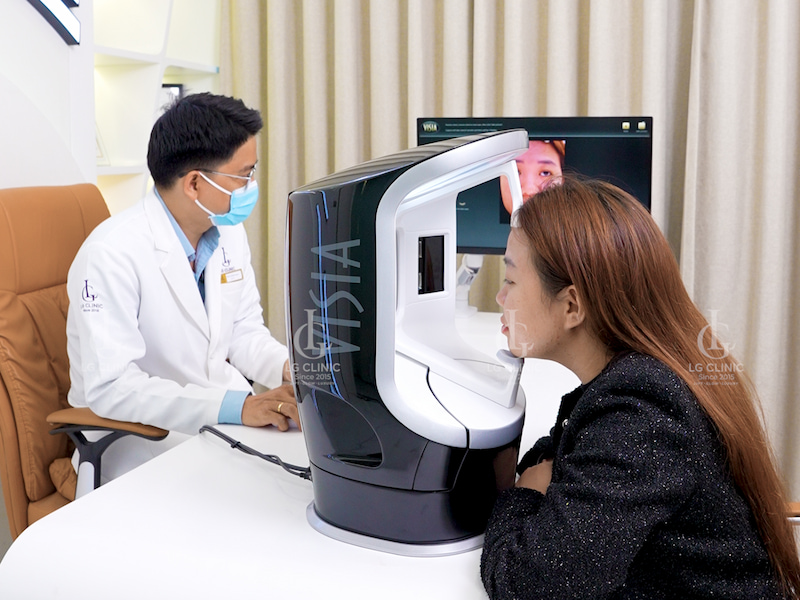 Bác sĩ LG Clinic trực tiếp thăm khám